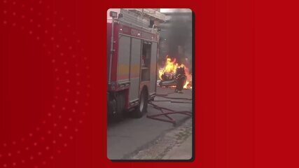 Carro é consumido pelas chamas e causa congestionamento Carro é consumido pelas chamas e causa congestionamento