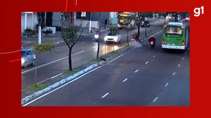 Vídeo mostra grávida em moto com marido passando por buraco antes de morrer em Manaus Vídeo mostra grávida em moto com marido passando por buraco antes de morrer em Manaus