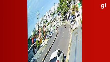 Caminhão da Semulsp invade casa e motorista é detido suspeito de embriaguez em Manaus Caminhão da Semulsp invade casa e motorista é detido suspeito de embriaguez em Manaus