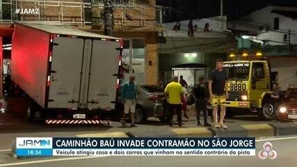 Caminhão-baú invade contramão no São Jorge e atinge casa e dois carros Caminhão-baú invade contramão no São Jorge e atinge casa e dois carros