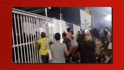 Vídeo mostra momento em que população depreda e invade delegacia no Amazonas Vídeo mostra momento em que população depreda e invade delegacia no Amazonas