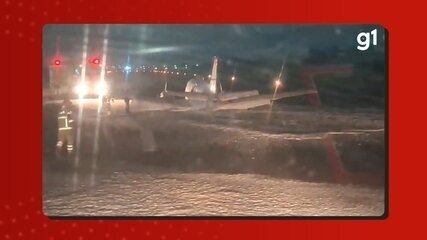 Vídeo mostra avião soltando faíscas durante pouso de emergência em Manaus Vídeo mostra avião soltando faíscas durante pouso de emergência em Manaus