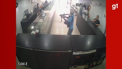 Assaltantes armados com submetralhadora invadem loja e trocam tiros com a PMs em Manaus