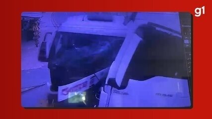 Carreta perde controle, colide contra caminhão e invade casas em Manaus Carreta perde controle, colide contra caminhão e invade casas em Manaus