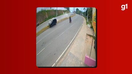 Carro ultrapassa o canteiro central e invade a contramão no 'Rapidão', em Manaus Carro ultrapassa o canteiro central e invade a contramão no 'Rapidão', em Manaus