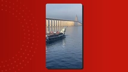 Vídeo mostra rebocador afundando próximo à Ponte Rio Negro, em Manaus Vídeo mostra rebocador afundando próximo à Ponte Rio Negro, em Manaus