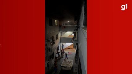 Mulher e adolescente pulam do 3º andar de prédio para escapar de incêndio em Manaus Mulher e adolescente pulam do 3º andar de prédio para escapar de incêndio em Manaus