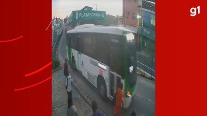 Pedestre é atropelado por ônibus ao atravessar via em frente a terminal de Manaus Pedestre é atropelado por ônibus ao atravessar via em frente a terminal de Manaus
