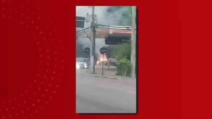 Incêndio ocorreu na manhã desta segunda-feira (15).