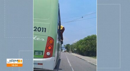 Sem noção: homem aparece pendurado em ônibus