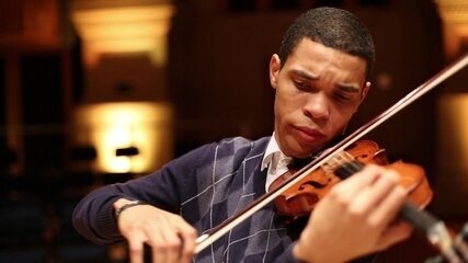 Jovem nascido na Mangueira passa em 1º para estudar música na Europa Jovem nascido na Mangueira passa em 1º para estudar música na Europa