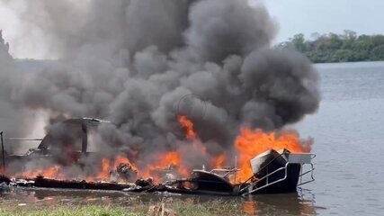Lancha de turismo pega fogo durante abastecimento no interior do Amazonas