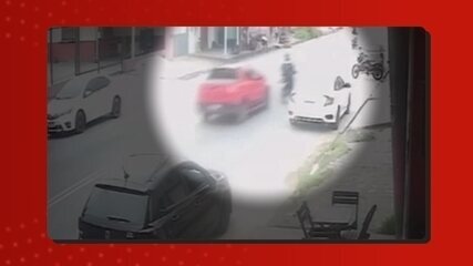 Câmera registra perseguição de carro contra moto que terminou em morte de idosa em Manaus Câmera registra perseguição de carro contra moto que terminou em morte de idosa em Manaus