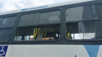 Ônibus tem janela depredada durante greve dos rodoviários em Manaus