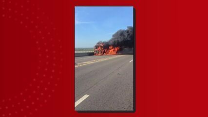 Ônibus pega fogo na Ponte Jornalista Phelippe Daou Ônibus pega fogo na Ponte Jornalista Phelippe Daou