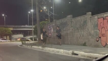 Passageiros seguem a pé mesmo com retorno gradual dos ônibus em Manaus