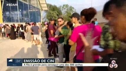 População forma imensa fila no Novo Aleixo para emissão da nova carteira de identidade