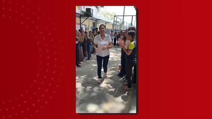 Professora se emociona ao ser homenageada por alunos ao se aposentar Professora se emociona ao ser homenageada por alunos ao se aposentar
