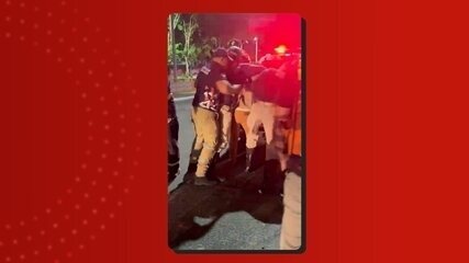 Vídeo mostra agente do Detran-AM agredir motociclista durante abordagem em Manaus Vídeo mostra agente do Detran-AM agredir motociclista durante abordagem em Manaus