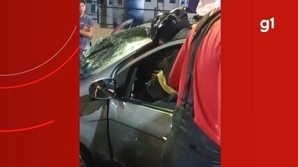 Carro colide contra alambrado do viaduto Rei Pelé e três pessoas ficam feridas em Manaus Carro colide contra alambrado do viaduto Rei Pelé e três pessoas ficam feridas em Manaus