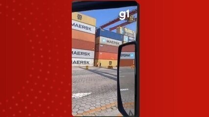 Contêiner sofre achatamento e provoca tombamento de cargas no Porto Chibatão, em Manaus