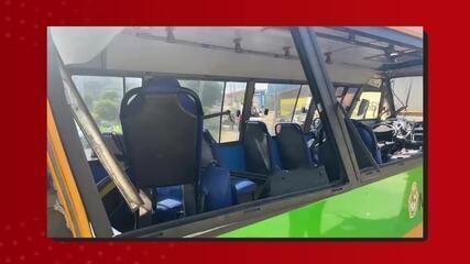 Vídeo mostra micro-ônibus destruído após acidente em Manaus
