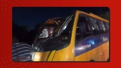 Motorista de 'Amarelinho' perde controle e atinge poste em avenida de Manaus Motorista de 'Amarelinho' perde controle e atinge poste em avenida de Manaus