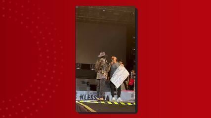 Agricultor traído 19 vezes troca tucumã por chance de cantar com Klessinha no AM Agricultor traído 19 vezes troca tucumã por chance de cantar com Klessinha no AM