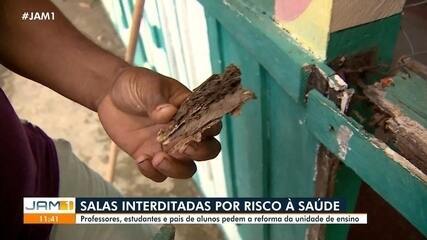 Professores, estudantes e pais de alunos pedem reforma de escola na Zona Rural de Manaus Professores, estudantes e pais de alunos pedem reforma de escola na Zona Rural de Manaus