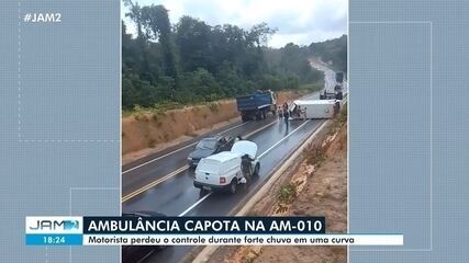 Ambulância capota na AM-010 após motorista perder controle em curva na chuva