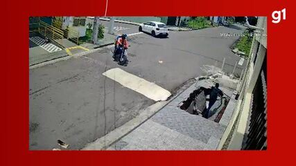 Calçada cede e homem que andava por ela afunda em imenso buraco em rua de Manaus