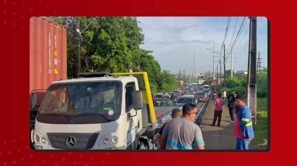 Duas pessoas ficam feridas após colisão entre caminhão e motocicleta em Manaus