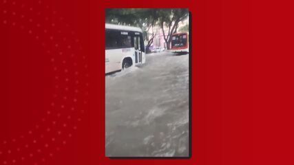 Avenida Getúlio Vargas fica alagada após forte chuva em Manaus Avenida Getúlio Vargas fica alagada após forte chuva em Manaus