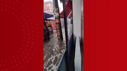 Água da chuva causa transtorno a comerciantes no Centro de Manaus Água da chuva causa transtorno a comerciantes no Centro de Manaus