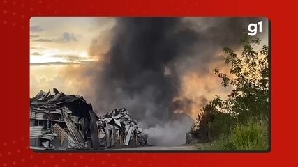 Incêndio em fábricas da Zona Leste resiste à chuva e segue ativo em Manaus Incêndio em fábricas da Zona Leste resiste à chuva e segue ativo em Manaus