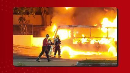 Micro-ônibus que faz rota para o distrito é destruído por incêndio Micro-ônibus que faz rota para o distrito é destruído por incêndio