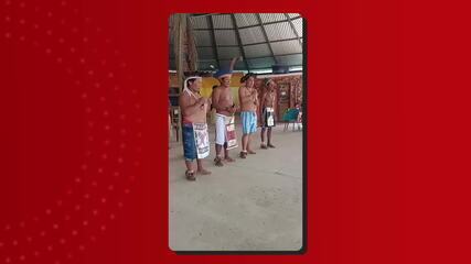 Indígenas dançam em maloca do Parque das Tribos, em Manaus