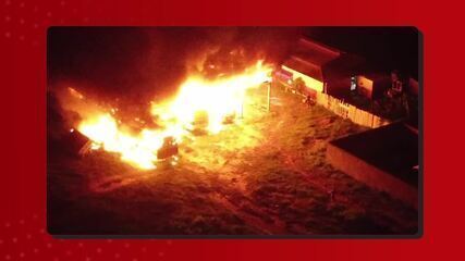 Ônibus de prefeitura são incendiados após morte de suspeitos em confronto com a polícia Ônibus de prefeitura são incendiados após morte de suspeitos em confronto com a polícia