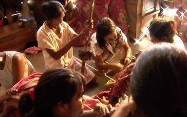 Índias Ticunas têm cabelos arrancados em ritual de amadurecimento