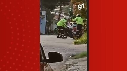 Agentes do IMMU flagram homens furtar fios e entram em luta com eles em Manaus Agentes do IMMU flagram homens furtar fios e entram em luta com eles em Manaus