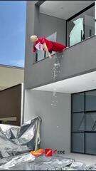 Demonstração do risco que é colocar um vidro diferente do laminado temperado em um guarda corpo. Veja na prática porque o vidro laminado temperado é a escolha ideal para guarda-corpos: ele oferece segurança superior, evitando quedas e até a morte. O boneco tem o peso médio de um homem.