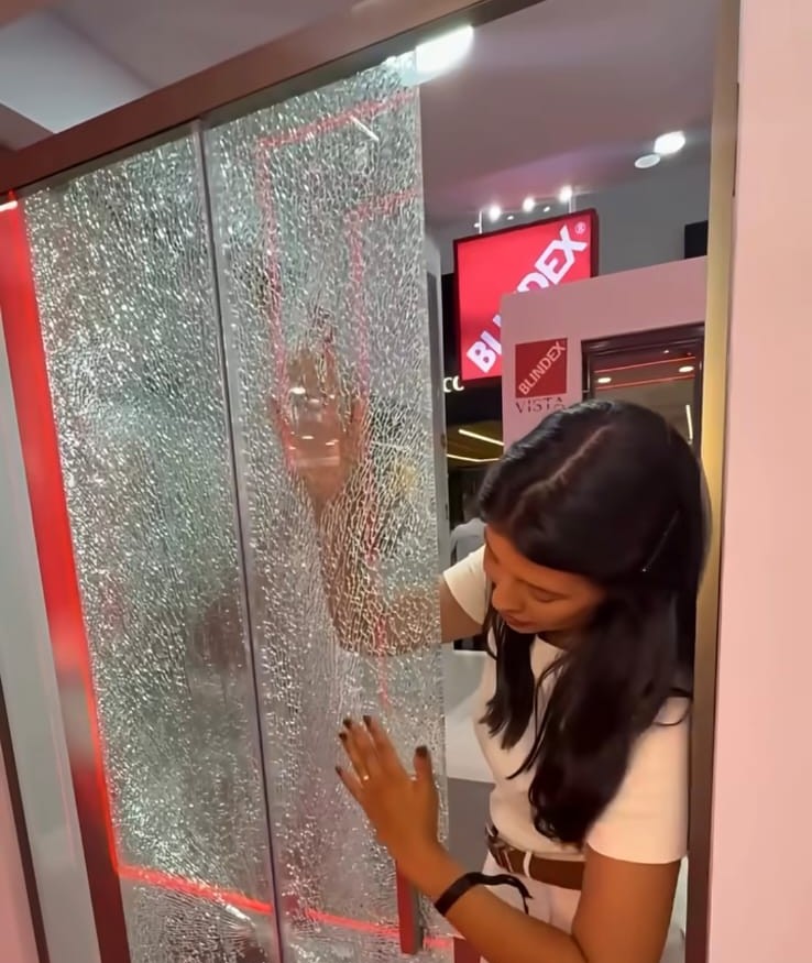 Mesmo após o impacto e a quebra, o box permaneceu seguro: a película de segurança garantiu que os pedaços de vidro ficassem presos, evitando acidentes e oferecendo tranquilidade aos usuários. — Foto: CDE-Blindex