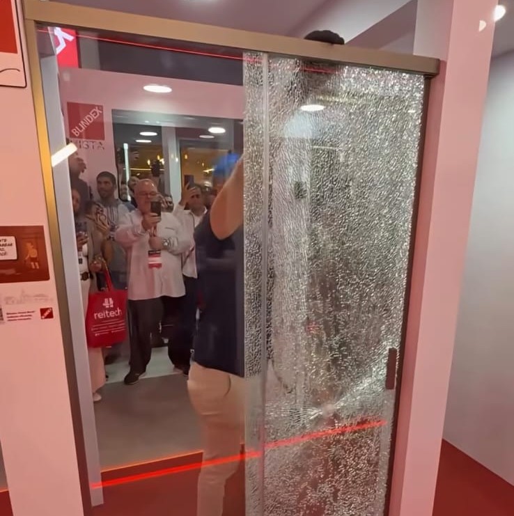 Mesmo após o impacto e a quebra, o box permaneceu seguro: a película de segurança garantiu que os pedaços de vidro ficassem presos, evitando acidentes e oferecendo tranquilidade aos usuários. — Foto: CDE-Blindex