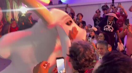 Apresentação do Boi Garantido marca passagem do Banzeiro da Esperança rumo à COP30