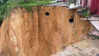 Cratera cresce após forte chuva em Manaus e causa risco de desabamento na Zona Norte
