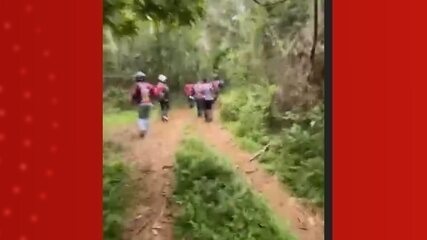 Mototaxistas durante buscas em áreas de mata por colega que havia desaparecido no AM