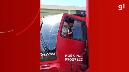 Operador vestido de Papai Noel pulou de guindaste para se salvar de acidente em Manaus