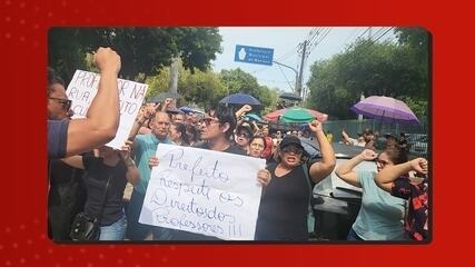 Professores em greve protestam contra reforma da previdência em frente à Prefeitura