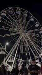 Roda-gigante recém-inaugurada trava e deixa pessoas presas na Ponta Negra