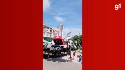Guindaste tomba durante montagem de árvore de Natal e deixa trabalhador morto em Manaus
